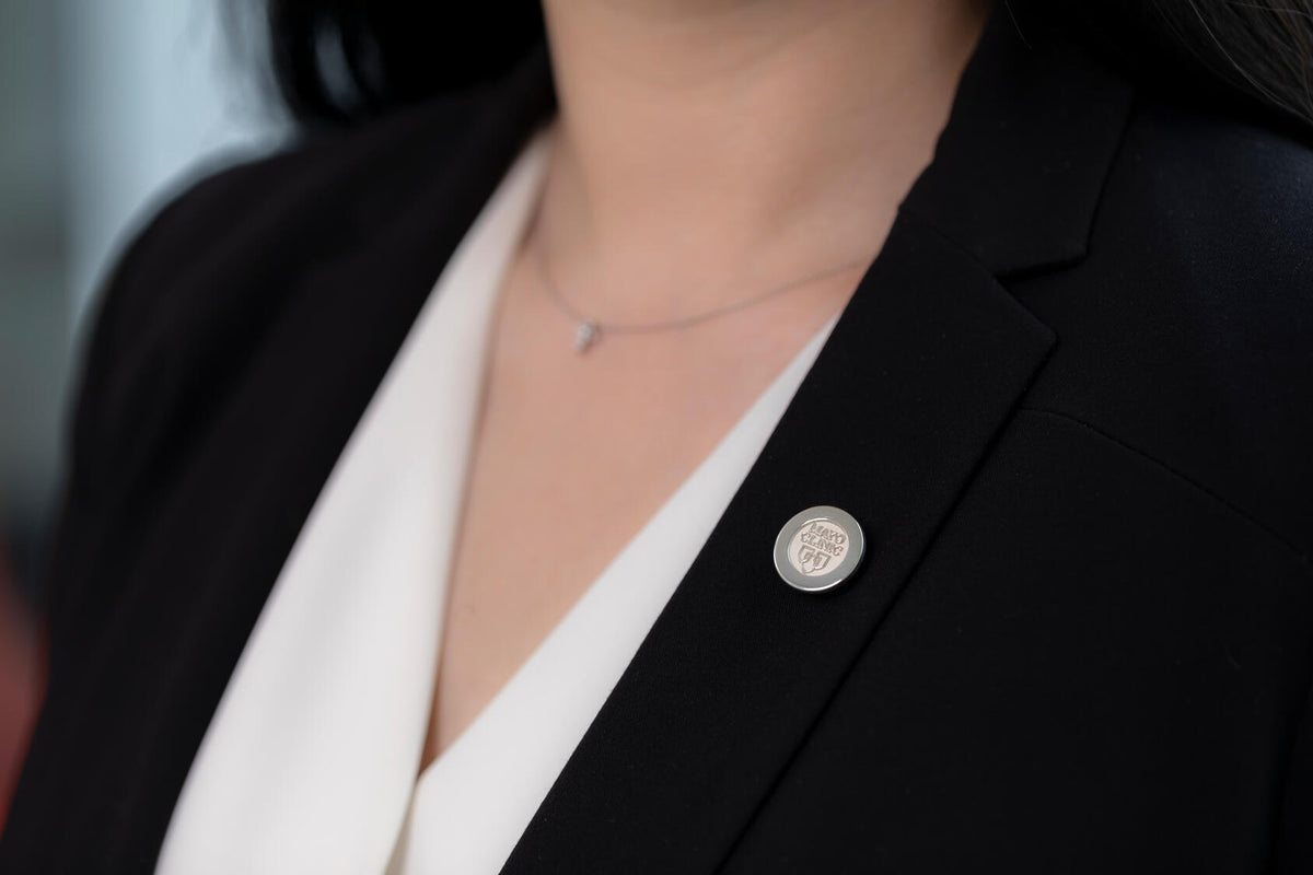 Lapel, garment magnet